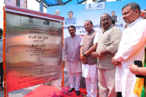 केंद्रीय राज्य सड़क मंत्री हर्ष मल्होत्रा एफओबी की  आधारशिला रखे हुए।