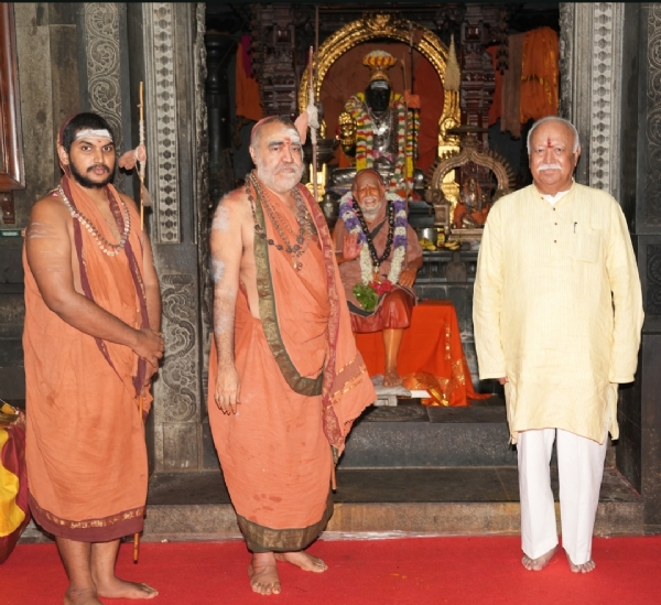 ओरिक्कै में चातुर्मास्य कर रहे कांची आचार्यों से संग आरएसएस प्रमुख मोहन भागवत। ओरिक्कै में चातुर्मास्य कर रहे कांची आचार्यों से संग आरएसएस प्रमुख मोहन भागवत।