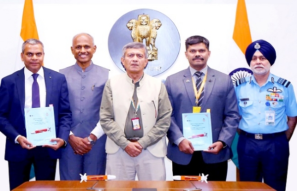 रक्षा सचिव राजेश कुमार सिंह बीडीएल अधिकारियों के साथ