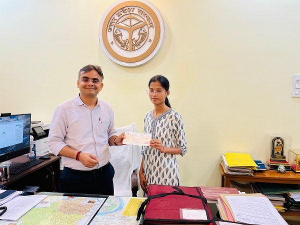 शिवानी को चेक देते जिलाधिकारी शिवानी को चेक देते जिलाधिकारी
