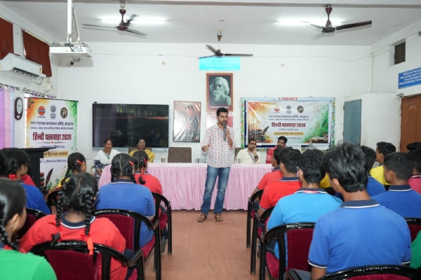 सृजनात्मक हिन्दी लेखन कार्यशाला एवं हिन्दी पुस्तक प्रदर्शनी का आयोजन ।