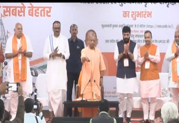 भारत टैक्सी और मुख्यमंत्री कृषक समृद्धि योजना का शुभारंभ करते मुख्यमंत्री योगी भारत टैक्सी और मुख्यमंत्री कृषक समृद्धि योजना का शुभारंभ करते मुख्यमंत्री योगी