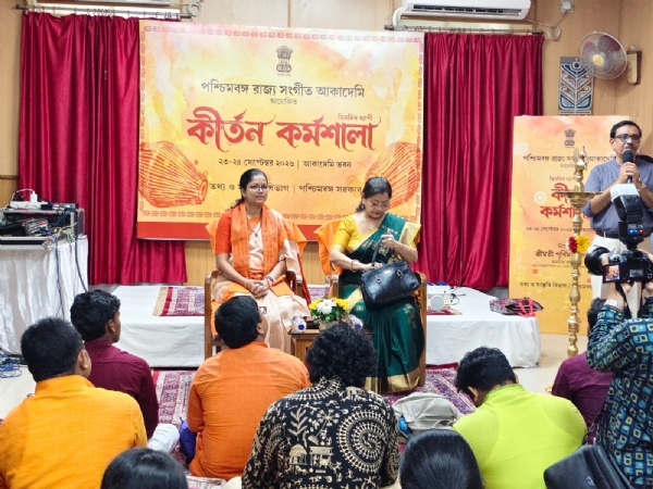 कीर्तन कार्यशाला के प्रतिभागियों से मुक्ती बी सूचना एवं संस्कृति राज्य मंत्री पूर्णिमा चक्रवर्ती एव रविंद्र भारती यूनिवर्सिटी की प्रोफेसर डॉक्टर कंकना मित्र कीर्तन कार्यशाला के प्रतिभागियों से मुक्ती बी सूचना एवं संस्कृति राज्य मंत्री पूर्णिमा चक्रवर्ती एव रविंद्र भारती यूनिवर्सिटी की प्रोफेसर डॉक्टर कंकना मित्र