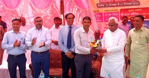 विधायक का स्वागत करते हुए विधायक का स्वागत करते हुए