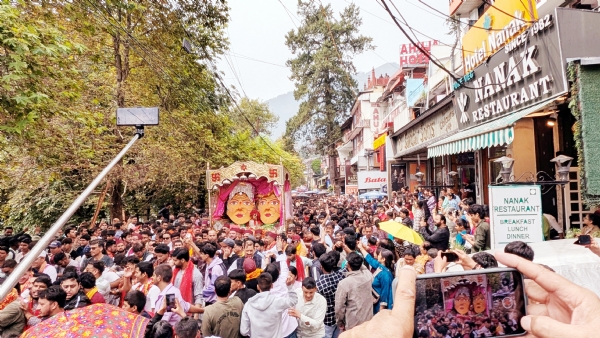 124वें नंदा देवी महोत्सव में माल रोड से गुजरती भव्य शोभायात्रा 124वें नंदा देवी महोत्सव में माल रोड से गुजरती भव्य शोभायात्रा