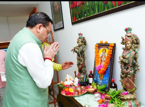 मुख्यमंत्री पुष्कर सिंह धामी मुख्यमंत्री आवास में आयुर्वेद दिवस के अवसर पर भगवान धन्वन्तरि की पूजा-अर्चना करते। मुख्यमंत्री पुष्कर सिंह धामी मुख्यमंत्री आवास में आयुर्वेद दिवस के अवसर पर भगवान धन्वन्तरि की पूजा-अर्चना करते।