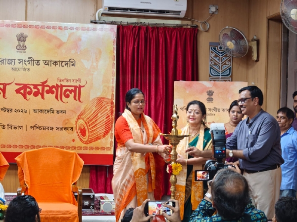 पश्चिम बंगाल संगीत अकादमी द्वारा आयोजित तीन दिवसीय कीर्तन कार्यशाला का शुभारंभ कर रहीं सूचना एवं संस्कृति राज्य मंत्री पूर्णिमा चक्रवर्ती एव रविंद्र भारती विश्वविद्यालय की प्रोफेसर कंकना मित्र पश्चिम बंगाल संगीत अकादमी द्वारा आयोजित तीन दिवसीय कीर्तन कार्यशाला का शुभारंभ कर रहीं सूचना एवं संस्कृति राज्य मंत्री पूर्णिमा चक्रवर्ती एव रविंद्र भारती विश्वविद्यालय की प्रोफेसर कंकना मित्र