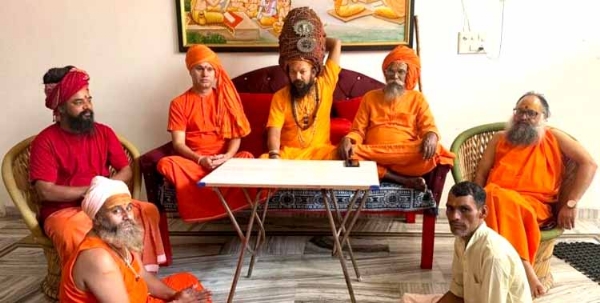 बैठक में मौजूद संतगण बैठक में मौजूद संतगण