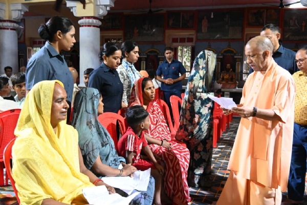 बारिश के बीच गोरखनाथ मंदिर में जनता दर्शन के दौरान लोगों की समस्याएं सुनते मुख्यमंत्री योगी आदित्यनाथ।