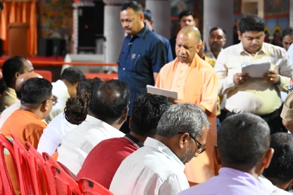 बारिश के बीच गोरखनाथ मंदिर में जनता दर्शन के दौरान लोगों की समस्याएं सुनते मुख्यमंत्री योगी आदित्यनाथ।