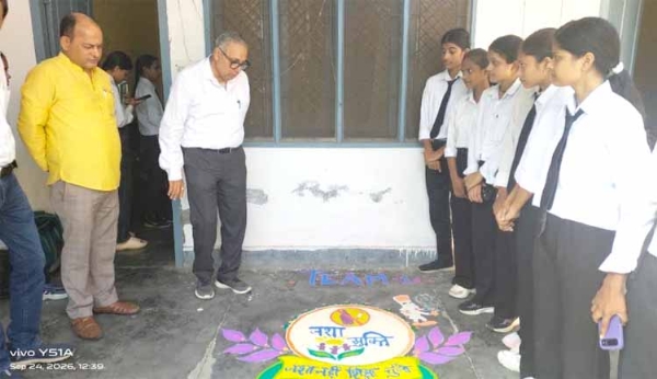 रंगोली का अवलोकन करते हुए रंगोली का अवलोकन करते हुए