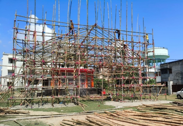 पंडाल बनाते कारीगर