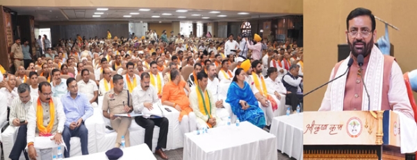 हरियाणा के मुख्यमंत्री नायब सैनी सामाजिक संस्थाओं के प्रतिनिधियाें के साथ बैठक करते हुए