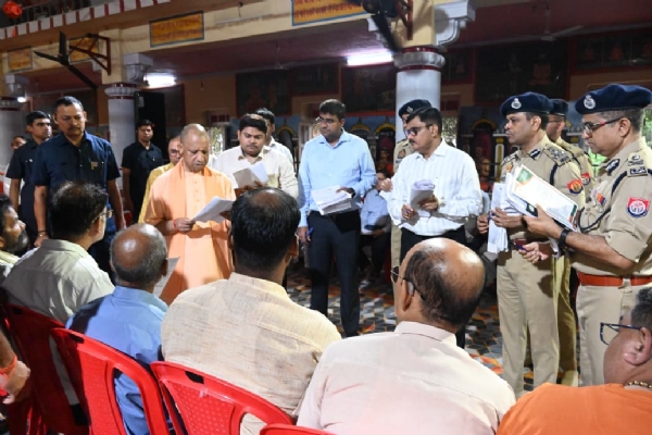 बारिश के बीच गोरखनाथ मंदिर में जनता दर्शन के दौरान लोगों की समस्याएं सुनते मुख्यमंत्री योगी आदित्यनाथ।