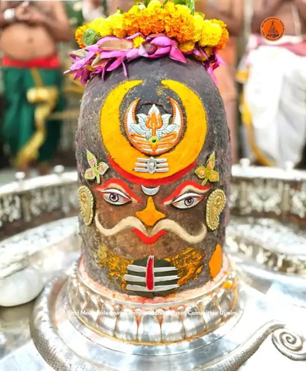 रजत मुकुट-त्रिपुंड से सजे महाकाल रजत मुकुट-त्रिपुंड से सजे महाकाल