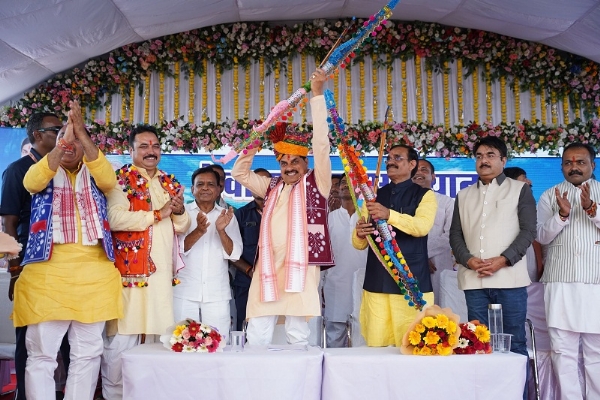 मुख्यमंत्री डॉ. यादव का देवास के पुंजापुरा में सेवा संकल्प अभियान के कार्यक्रम में धनुष बाण भेंट कर स्वागत किया गया