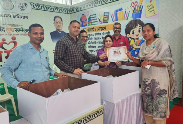 प्रमुख सचिव निहारिका बारिक व कलेक्टर डॉ. गौरव सिंह स्टेशनरी सामग्री दान प्रमुख सचिव निहारिका बारिक व कलेक्टर डॉ. गौरव सिंह स्टेशनरी सामग्री दान