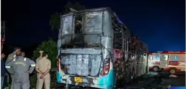 आग में जलकर क्षतिग्रस्त बस