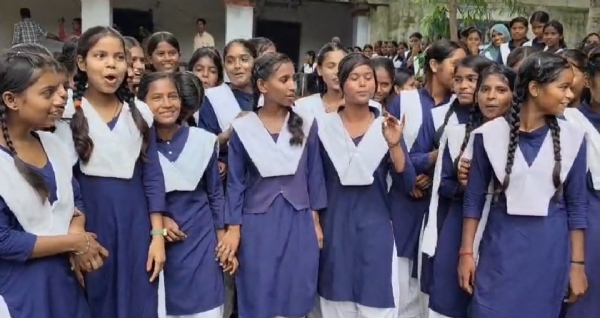 LBS कालेज में प्रदर्शन करती छात्राएं