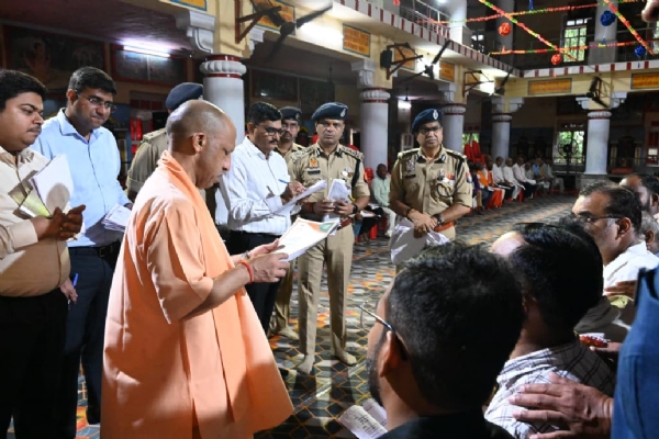 बारिश के बीच गोरखनाथ मंदिर में जनता दर्शन के दौरान लोगों की समस्याएं सुनते मुख्यमंत्री योगी आदित्यनाथ।