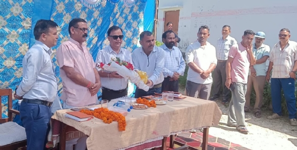 फोटो-25एनटीएच10 जाखणीधार के कोटीखास में विशेष कार्याधिकारी का स्वागत करते अधिकारी। फोटो-25एनटीएच10 जाखणीधार के कोटीखास में विशेष कार्याधिकारी का स्वागत करते अधिकारी।