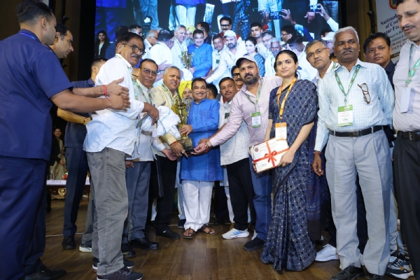 चीनी मिल के प्रतिनिधियों को सम्मानित करते केंद्रीय मंत्री नितिन गडकरी