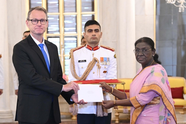 फिनलैंड के राजदूत मिक्को किविकोस्की शुक्रवार को राष्ट्रपति द्रौपदी मुर्मु को अपना परिचय-पत्र प्रस्तुत करते हुए