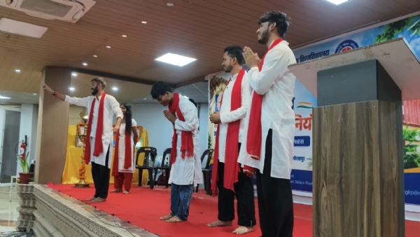 एमजीयूजी में ‘नमो सेवा : अनकही कहानियां’ विषयक नुक्कड़ नाटक प्रस्तुत करते विद्यार्थी।