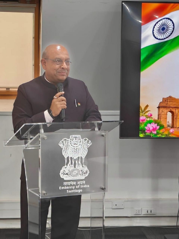 दिल्ली विधानसभा के अध्यक्ष विजेंद्र गुप्ता सैंटियागो स्थित भारतीय दूतावास के राजदूत निवास पर समारोह को  संबोधित करते