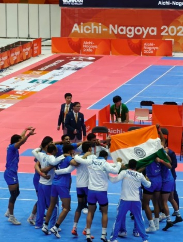 स्वर्ण जीतने के बाद जश्न मनाती भारतीय पुरुष कबड्डी टीम