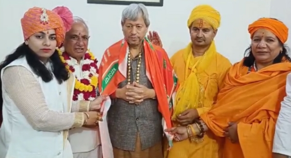 उनके साथ हिंदू पक्षकार दिनेश फलाहारी महाराज, प्रो. शिवराज भारद्वाज और कार्यक्रम संयोजक पंडित राजेश पाठक उनके साथ हिंदू पक्षकार दिनेश फलाहारी महाराज, प्रो. शिवराज भारद्वाज और कार्यक्रम संयोजक पंडित राजेश पाठक