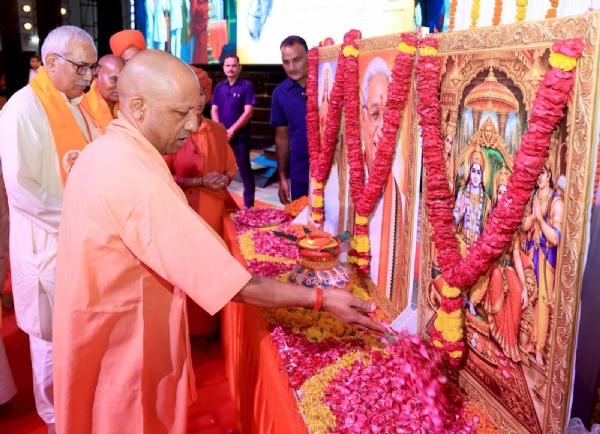 दीप प्रज्वलित करते मुख्यमंत्री