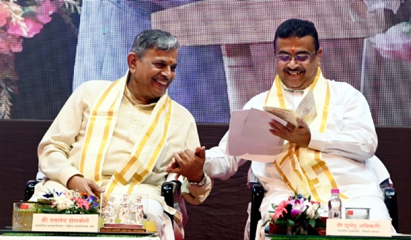 कोलकाता के कार्यक्रम में दत्तात्रेय होसबोले और मुख्यमंत्री शुभेंदु अधिकारी एक साथ