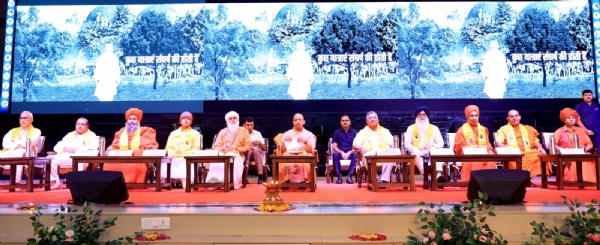 मंचासीन मुख्यमंत्री व मिलिंद परांडे