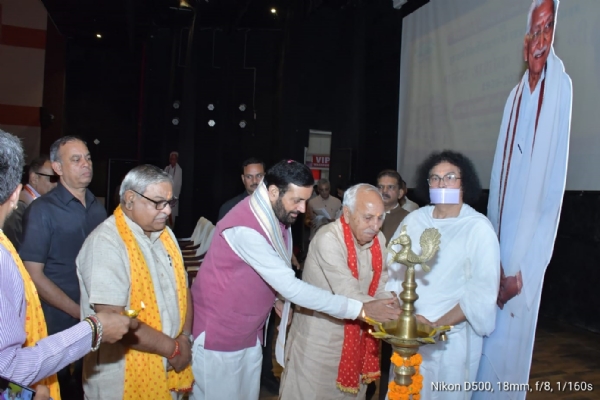गुरुग्राम में श्रद्धेय अशोक सिंघल जी की जन्म शताब्दी वर्ष का दीप प्रज्जवलित कर शुभारंभ करते मुख्यमंत्री नायब सिंह सैनी, विहिप के केंद्रीय महामंत्री बजरंग लाल बागड़ा व अन्य अतिथि। गुरुग्राम में श्रद्धेय अशोक सिंघल जी की जन्म शताब्दी वर्ष का दीप प्रज्जवलित कर शुभारंभ करते मुख्यमंत्री नायब सिंह सैनी, विहिप के केंद्रीय महामंत्री बजरंग लाल बागड़ा व अन्य अतिथि।