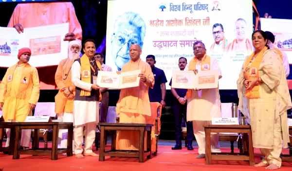 अशोक सिंघल का डाक टिकट मुख्यमंत्री को सौंपते हुए