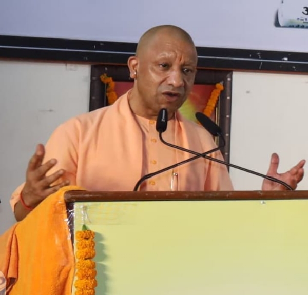 बाल मेला सम्मान समारोह में विजेता विद्यार्थियों को सम्मानित करते मुख्यमंत्री योगी आदित्यनाथ। बाल मेला सम्मान समारोह में विजेता विद्यार्थियों को सम्मानित करते मुख्यमंत्री योगी आदित्यनाथ।