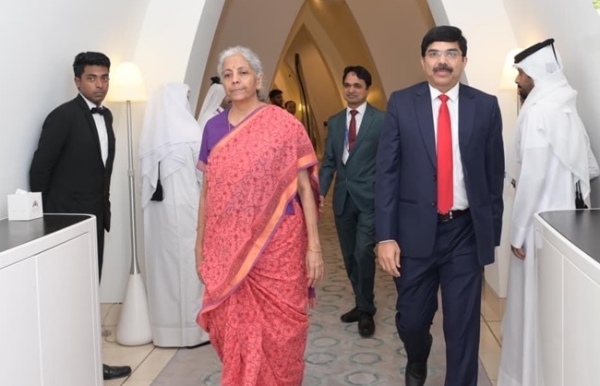 दोहा के हमाद इंटरनेशनल एयरपोर्ट पर वित्त मंत्री का स्वागत करते कतर में भारत के राजदूत श्रीकर कोप्पूला दोहा के हमाद इंटरनेशनल एयरपोर्ट पर वित्त मंत्री का स्वागत करते कतर में भारत के राजदूत श्रीकर कोप्पूला