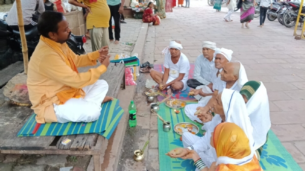 गंगा तट पर श्राद्ध-तर्पण कराते कर्मकांडी ब्राम्हण गंगा तट पर श्राद्ध-तर्पण कराते कर्मकांडी ब्राम्हण