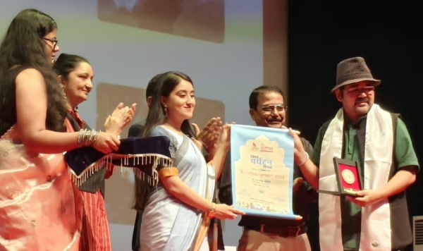 सैर सलीका सम्मान लेते हुए धन सिंह घरिया।