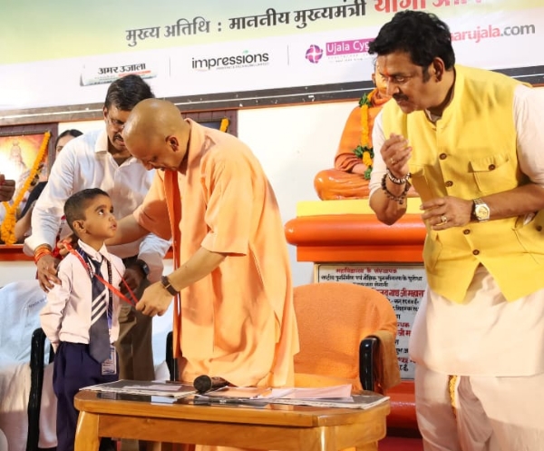 बाल मेला सम्मान समारोह में विजेता विद्यार्थियों को सम्मानित करते मुख्यमंत्री योगी आदित्यनाथ। बाल मेला सम्मान समारोह में विजेता विद्यार्थियों को सम्मानित करते मुख्यमंत्री योगी आदित्यनाथ।