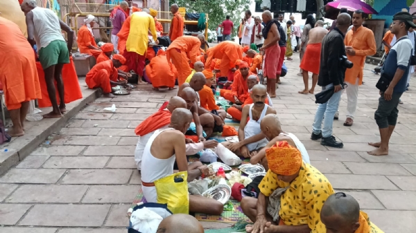 गंगा तट पर श्राद्ध-तर्पण कराते कर्मकांडी ब्राम्हण गंगा तट पर श्राद्ध-तर्पण कराते कर्मकांडी ब्राम्हण