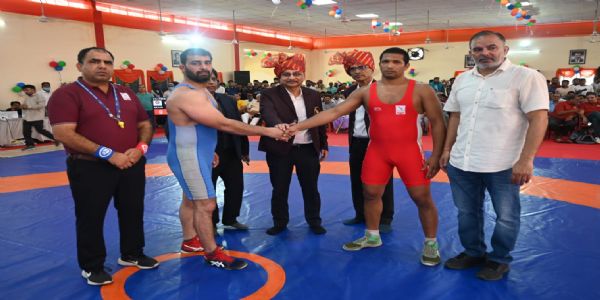 बरेका संस्थायाः मल्लः अर्जुन यादवः तथा उत्तररेल्वे संस्थायाः मल्लः दिनेशः कुस्तीस्पर्धायां स्वपराक्रमं प्रदर्शितवन्तौ।