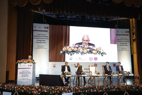 आरआईएस और दिल्ली स्कूल ऑफ इकोनॉमिक्स ने संयुक्त रूप से आईईओएफ का शुभारंभ किया।