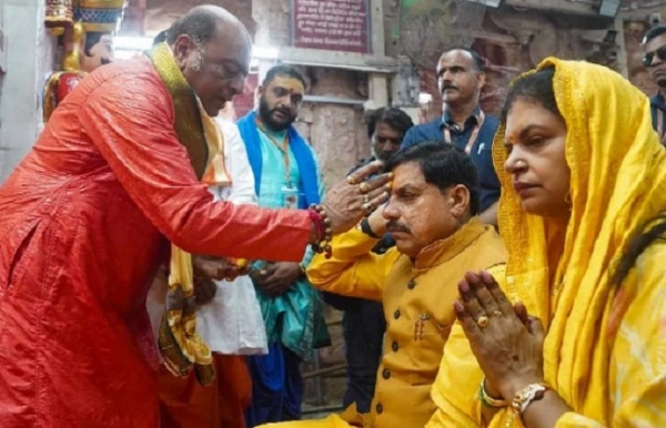 श्री द्वारकाधीश मंदिर में सपत्नीक पूजा-अर्चना करते हुए मप्र के मुख्यमंत्री