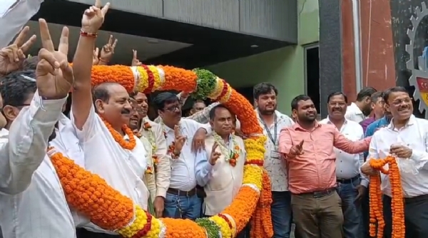 बोनस समझौता के बाद यूनियन के पदाधिकारी का स्वागत करते कर्मचारी और प्रतीकात्मक फोटो बोनस समझौता के बाद यूनियन के पदाधिकारी का स्वागत करते कर्मचारी और प्रतीकात्मक फोटो