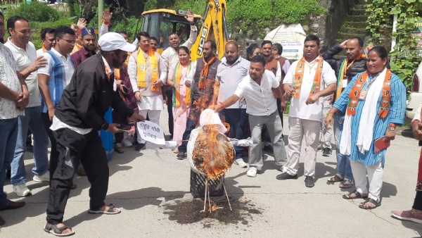 कांग्रेस का पुतला दहन करते भाजपा कार्यकर्ता