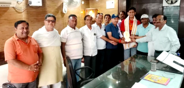 हिमांशु का सम्मान करते हुए