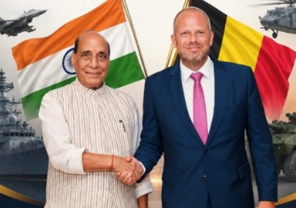 बेल्जियम के रक्षा एवं विदेश व्यापार मंत्री थियो फ्रैंकन के साथ रक्षा मंत्री राजनाथ सिंह ।