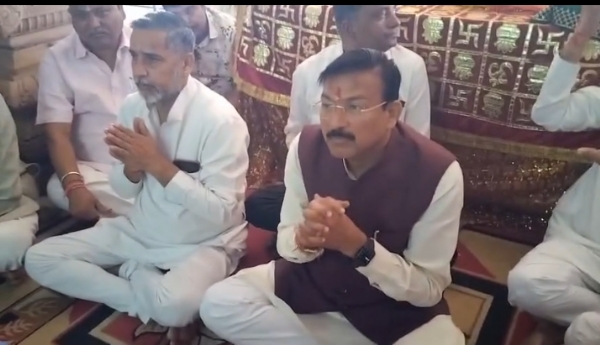 त्रिपुरा सुंदरी मंदिर में पूजा करते हुए राष्ट्रीय महामंत्री